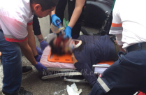  فيديو: إصابة خطيرة لسائق دراجة نارية بحادث طرق ذاتي مروّع وسط المدينة